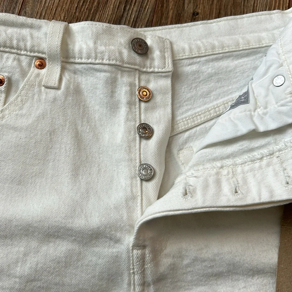 NWT high rise Levi Jean shorts - Picture 2 of 3
